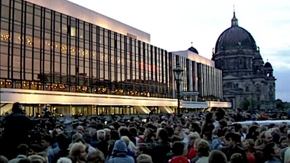 Demonstrierende, 1989 vor dem Palast der Republik