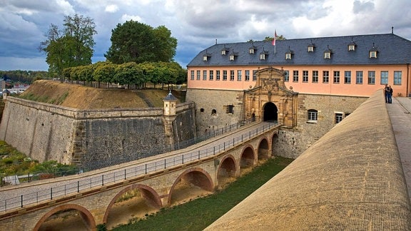 Zitadelle Petersberg in Erfurt: ein altes Festungsgelände mit dicken, hohen Mauern