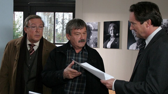 Lothar Brückner (Helmut Zierl) gibt den Kommissaren Schmücke (Jaecki Schwarz) und Schneider (Wolfgang Winkler) wertvolle Hinweise.