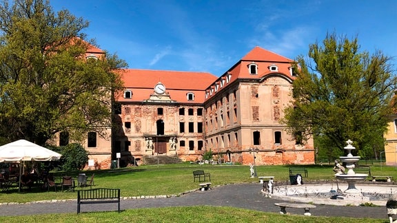 Blick auf ein halbzerfallenes Schloss.