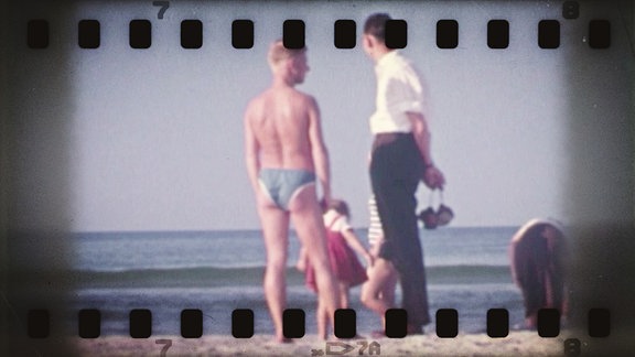 8mm Aufnahme von einer Familie am Strand