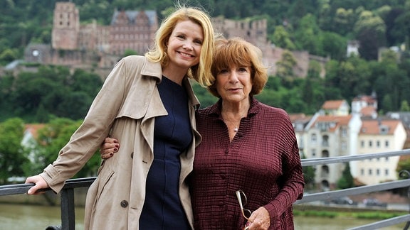 Chefin von Hotel Heidelberg Annette Kramer (Annette Frier) und ihre charismatische Mutter Hermine (Hannelore Hoger, re.)