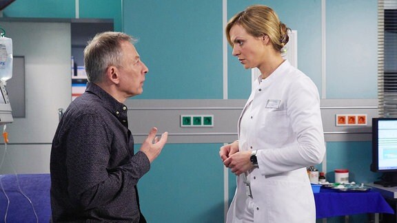 Dr. Lea Peters (Anja Nejarri) erfährt von Claus Wieding (Johannes Hitzblech), dass er an einer pharmakoresistenten Epilepsie leidet.
