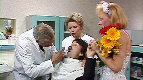 Dr. Wittkugel (Alfred Struwe) behandelt einen Bräutigam kurz vor der Hochzeit.