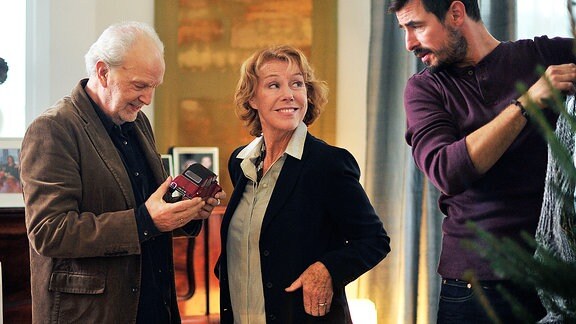 Elli (Gaby Dohm) will den Heiligen Abend sowohl mit Ex-Mann Robert (Michael Gwisdek) als auch mit ihrem neuen Liebhaber Micha (Claes Kasper Bang, re.) verbringen.