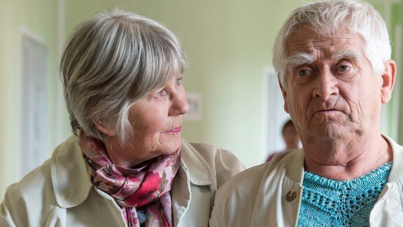Margret (Liane Düsterhöft) und Helmut (Dietmar Obst) besichtigen ein Pflegeheim.
