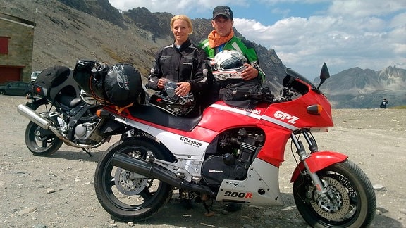 Yvonne und Hans auf Motorradtour - kaum ein Jahr nach der Diagnose, die ihr Leben verändert hat: Alzheimer.