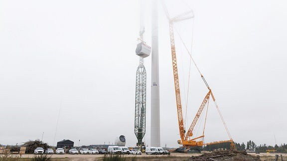 Aufbau einer 14-Megawatt-Windturbine von Siemens Gamesa 