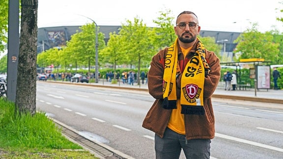 Kassem Taher Saleh vor dem Rudolf-Harbig-Stadion in Dresden