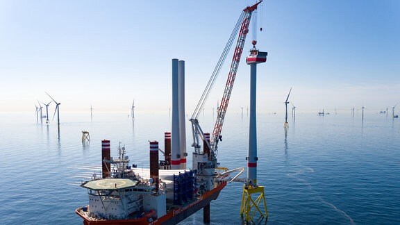 Aufbau einer Offshore-Umspannstation beim Offshore-Windpark Borkum Riffgrund 2