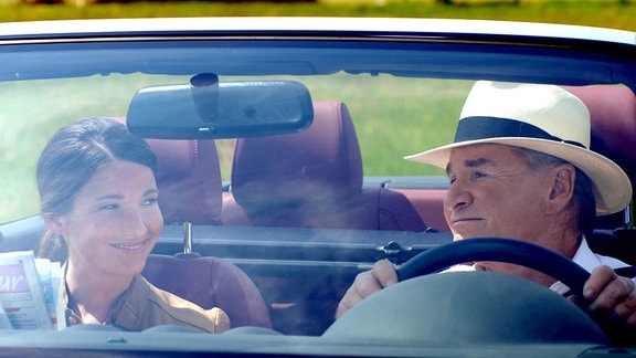 Im Auto spricht Alexandra (Sophie Wepper) mit ihrem Papa Wendelin (Fritz Wepper) über ihr bevorstehendes Praktikum bei der Zeitung. 