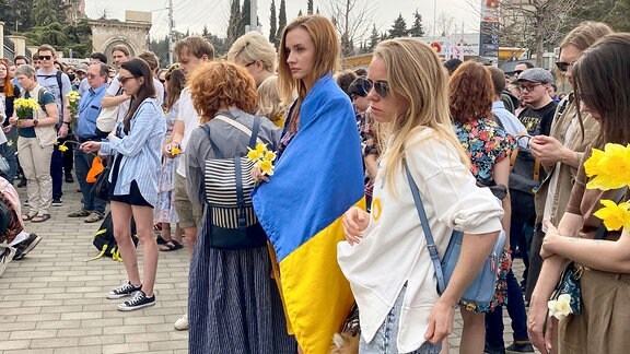 Große Trauer nach dem Bekanntwerden des Massakers von Bucha vor der ukrainischen Botschaft in Tbilisi. Für die brutal getöteten Ukrainer werden Blumen niedergelegt und Kerzen angezündet.