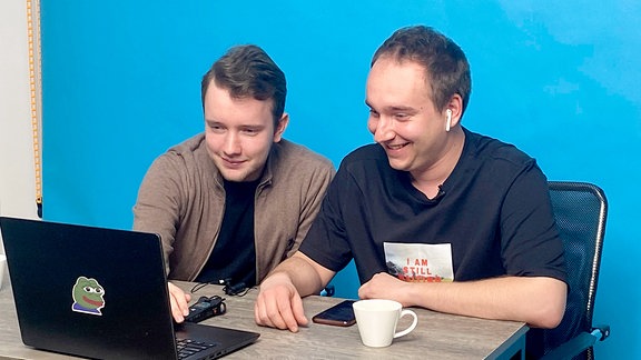 Der russische Aktivist Artyom Pethukov mit seinem Freund Alexej im Studio der „Free Russia Foundation“ in Tbilisi.