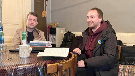 Der russische Aktivist Artyom Pethukov plant mit seinem Freund Alexej (Nachname sollte nicht genannt werden) den nächsten Podcast – diesmal aus dem Exil in Georgien.