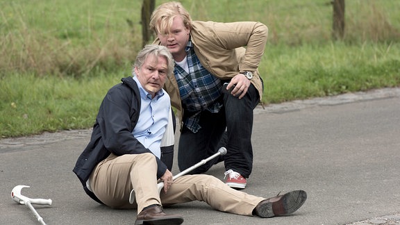 Hannes Limburg (Max Herbrechter) hatte einen Unfall. Sein Sohn Finn (Sebastian Griegel) versucht ihm zu helfen