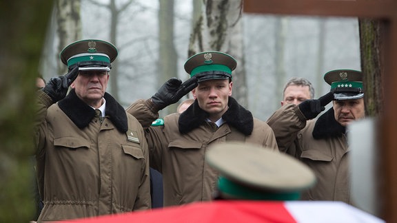 Mit einem Ehrenspalier nehmen die Kollegen des Grenzschutzes (vrnl. Andrzej Zieliński, Maciej Mikołajczyk, Bartłomiej Topa) Abschied von Natalia.