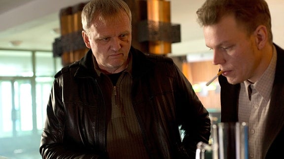 Kalitas Handlanger Cinek (Jacek Beler, re.) geht ein Geschäft mit dem Gangster Metro (Oleh Drach) ein.