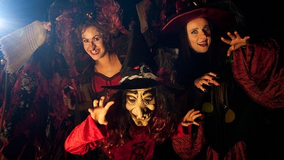 Als Hexen verkleidet feiern Klara (Wolke Hegenbarth, l.), ihre Schwester Sylvia (Winnie Böwe, r.) und deren Tochter Lena (Antonia Görner, M.) die Walpurgisnacht auf dem Hexentanzplatz.