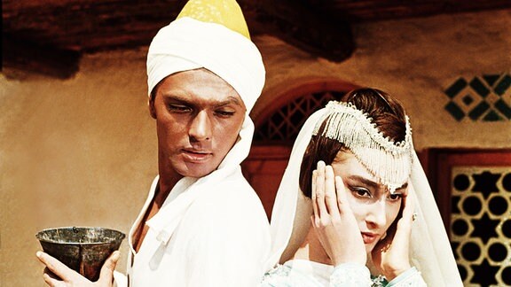 Aladin (Boris Bystrow, li.) und Prinzessin Budur (Dodo Tschogowadse, re.) stehen Rücken an Rücken. 