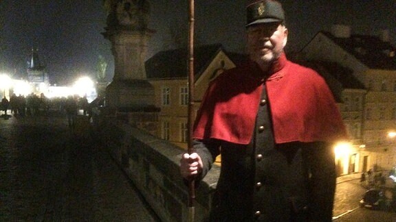 Jürgen Osterhage begleitet den letzten Laternenanzünder der Stadt bei seinem Rundgang durch die Altstadt.