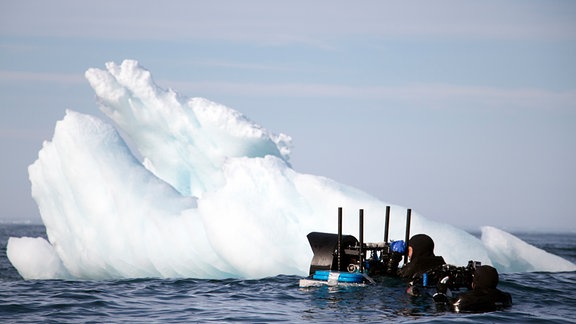Mit dem Megadome, einem riesigem Kameragehäuse, lassen sich gleichzeitig Aufnahmen über und unter Wasser machen.