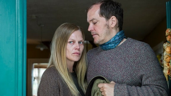 Marion (Anna Loos) und Uwe Mosbach (Godehard Giese) geraten unter Druck.