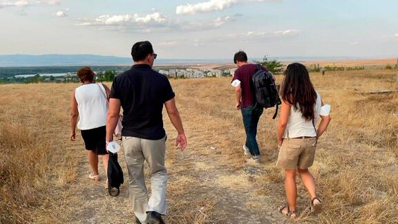 Reporter:innen mit Protagonist:innen auf dem Weg zu einem Aussichtspunkt in Jambol, Bulgarien