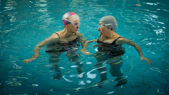 Susanne und ihre beste Freundin Maria treffen sich beim Synchronschwimmen.