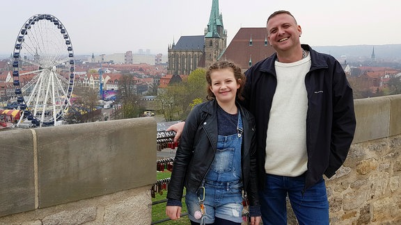 Tochter Xenia (10) mit Christian Hopf in Erfurt auf dem Petersberg, Blick auf den Dom Erfurt