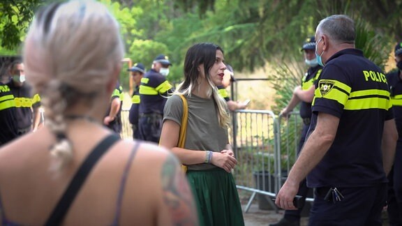Ana, eine Aktivistin aus Georgien im Gespräch mit Polizisten