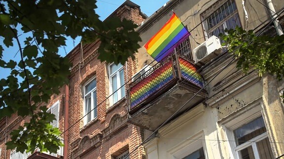 Balkon mit Regenbogen-Flagge in Georgien