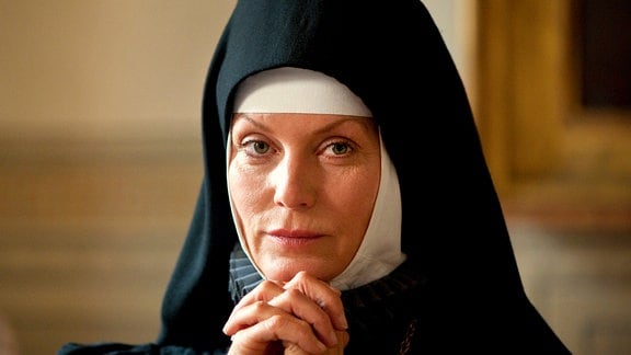 Die Nonne Genoveva (Esther Schweins)