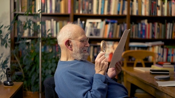Der Schriftsteller und Neurologe Oliver Sacks an seinem Schreibtisch.