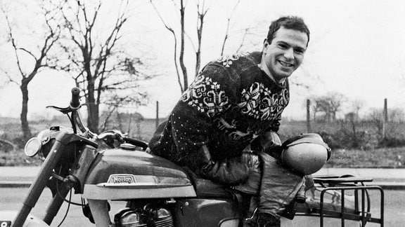 Oliver Sacks als junger Mann mit seinem Motorrad.