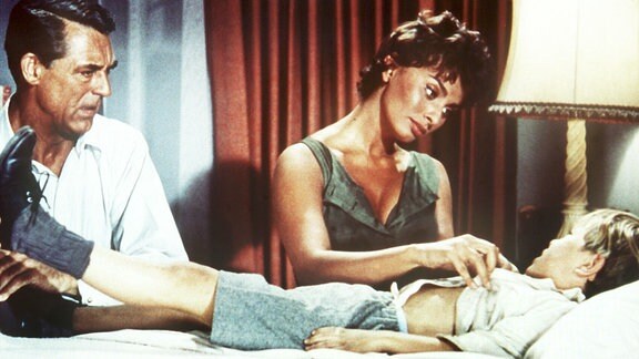 Tom Winston (Cary Grant) ahnt nicht, dass die schöne Cinzia (Sophia Loren) in Wirklichkeit keine Hausangestellte sondern die Tochter des berühmten Dirigenten Arturo Zaccardi ist.