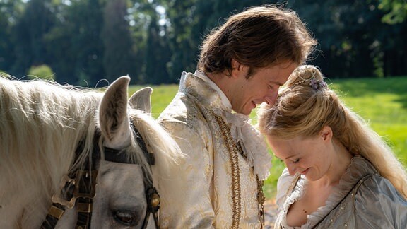 Prinz Lassmann (Stefan Gorski) ist sich sicher, in Helene (Caroline Hellwig) seine wahre Braut gefunden zu haben.