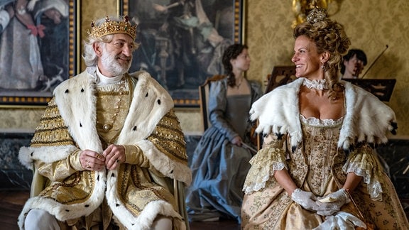 König Albert (Dominic Raacke) und Königin Larissa (Janna Striebeck) freuen sich über die anstehende Hochzeit ihres Sohnes, Prinz Lassmann.