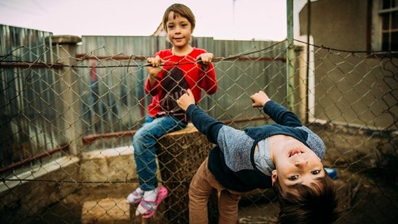 Schätzungsweise zwei Millionen Roma leben in Rumänien, der größte Teil ist bettelarm – am schlimmsten trifft es die Kinder.