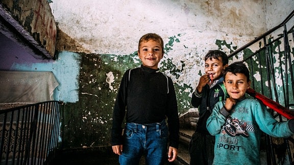Roma-Jungs - Mehr als eine Millionen Kinder leben in Rumänien unterhalb der Armutsgrenze. Viele von ihnen sind Roma.
