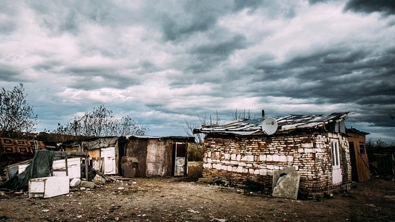 Roma-Siedlung - Ein Slum am Rande von Sibiu Hermannstadt, es gibt kein Wasser und selten (geklauten) Strom.