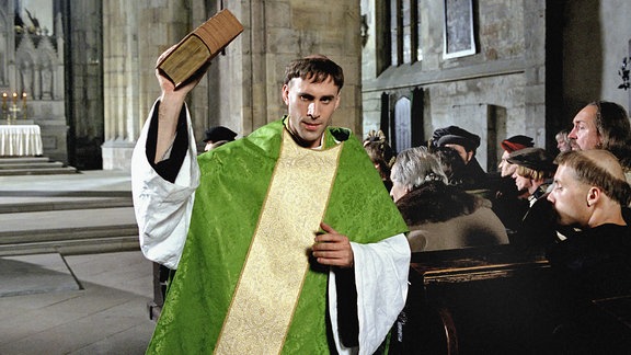 Szene aus dem Film "Luther" mit Joseph Fiennes in der Hauptrolle.