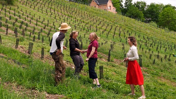 Hoher Besuch im Weinberg. Elke Meinhardt vom Weinbauverein Bad Sulza und Weinprinzessin Kateryna I bei den Jungwinzern