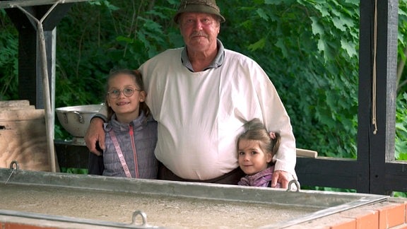 Siedemeister Detlev Weihmann mit den Enkelinnen.