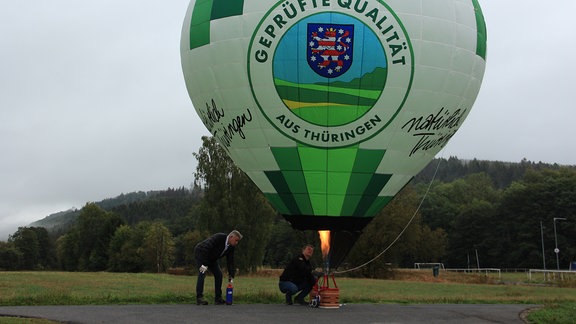 Swen Gaudlitz und Detlev Ohlig sind seit Jahren begeisterte Ballonsportler. Heute lassen sie nicht den großen Ballon, sondern den Modellballon abheben. Und der „Kleine“ kann in Sachen Raumgefühl locker mithalten.