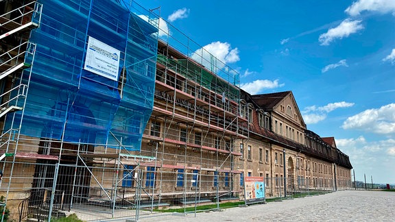 Die ehemalige Defensionskaserne gehört zu den Gemäuern, die von der Festungsanlage auf dem Erfurter Petersberg erhalten sind. Das 170 Meter lange Gebäude wird seit Anfang 2022 saniert.