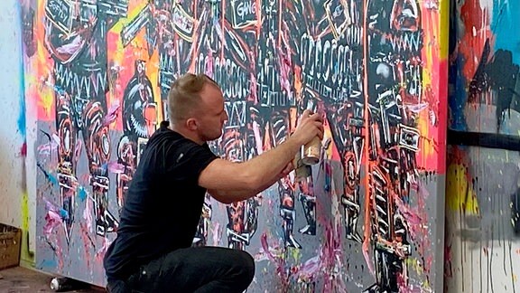 Der Künstler Marc Jung arbeitet in seinem Atelier im Kontor in Erfurt.