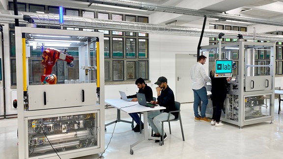 Menschen arbeiten im Robotik-Lab im Erfurter Kontor.