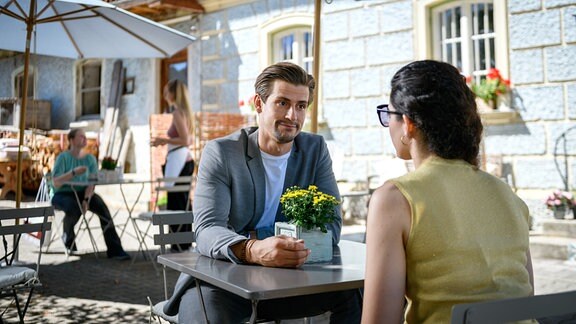 Shirin (Merve Çakır, r.) ist froh, dass Paul (Sandro Kirtzel, l.) ihre Gefühlslage gut nachvollziehen kann – im Gegensatz zu Gerry.