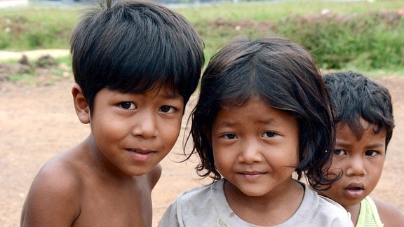Kinder auf der indonesischen Insel Flores im Osten des Archipels. Die Inselbewohner leben von der Landwirtschaft.