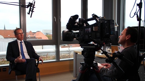 Redakteur Dirk Reinhardt im Interview mit Frank Emrich (Verbandsdirektor des Verbandes der Thüringer Wohnungs- und Immobilienwirtschaft).